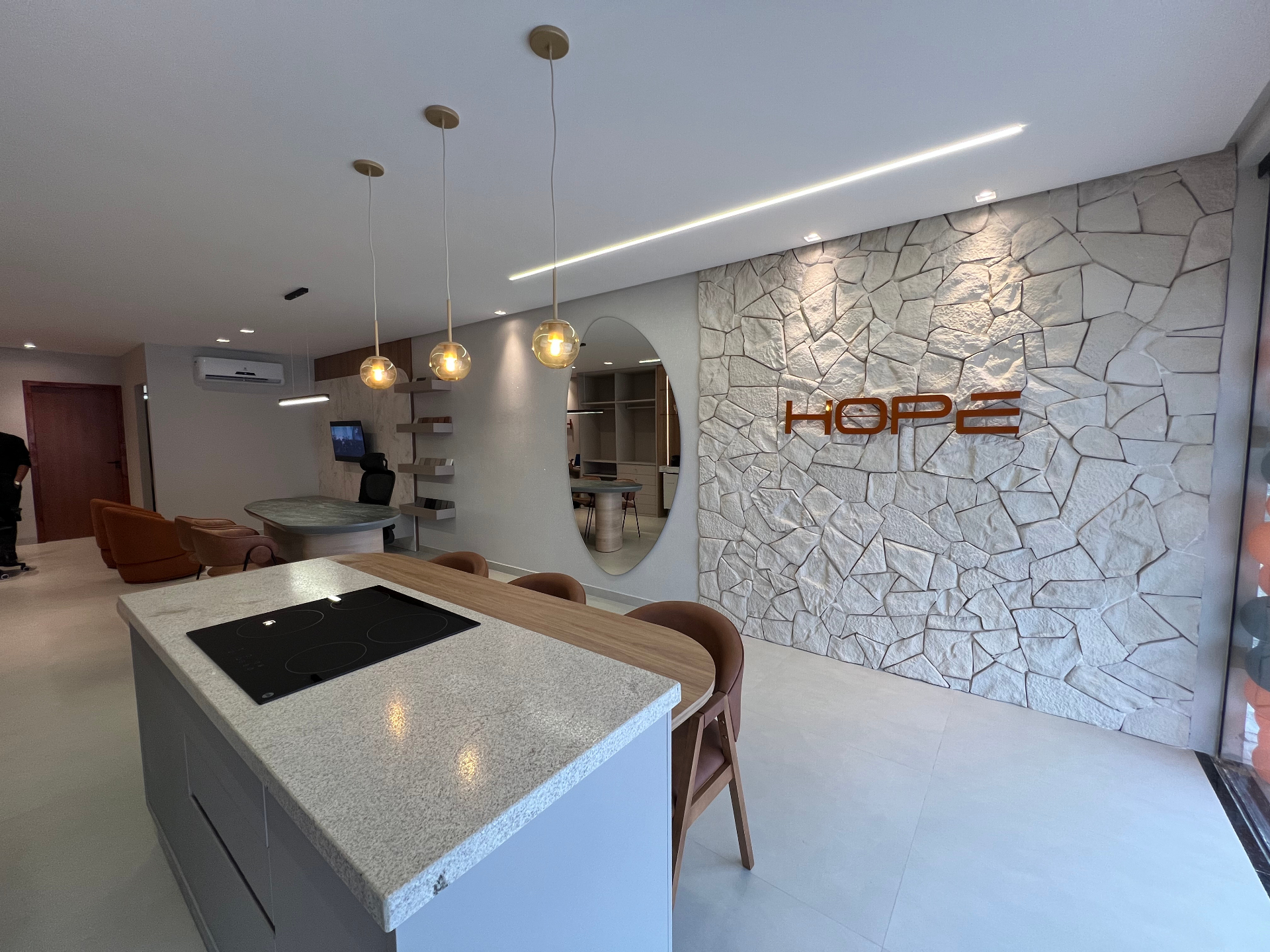 Showroom Hope Planejados Vitória da Conquista — recepção com parede de pedra e logo Hope