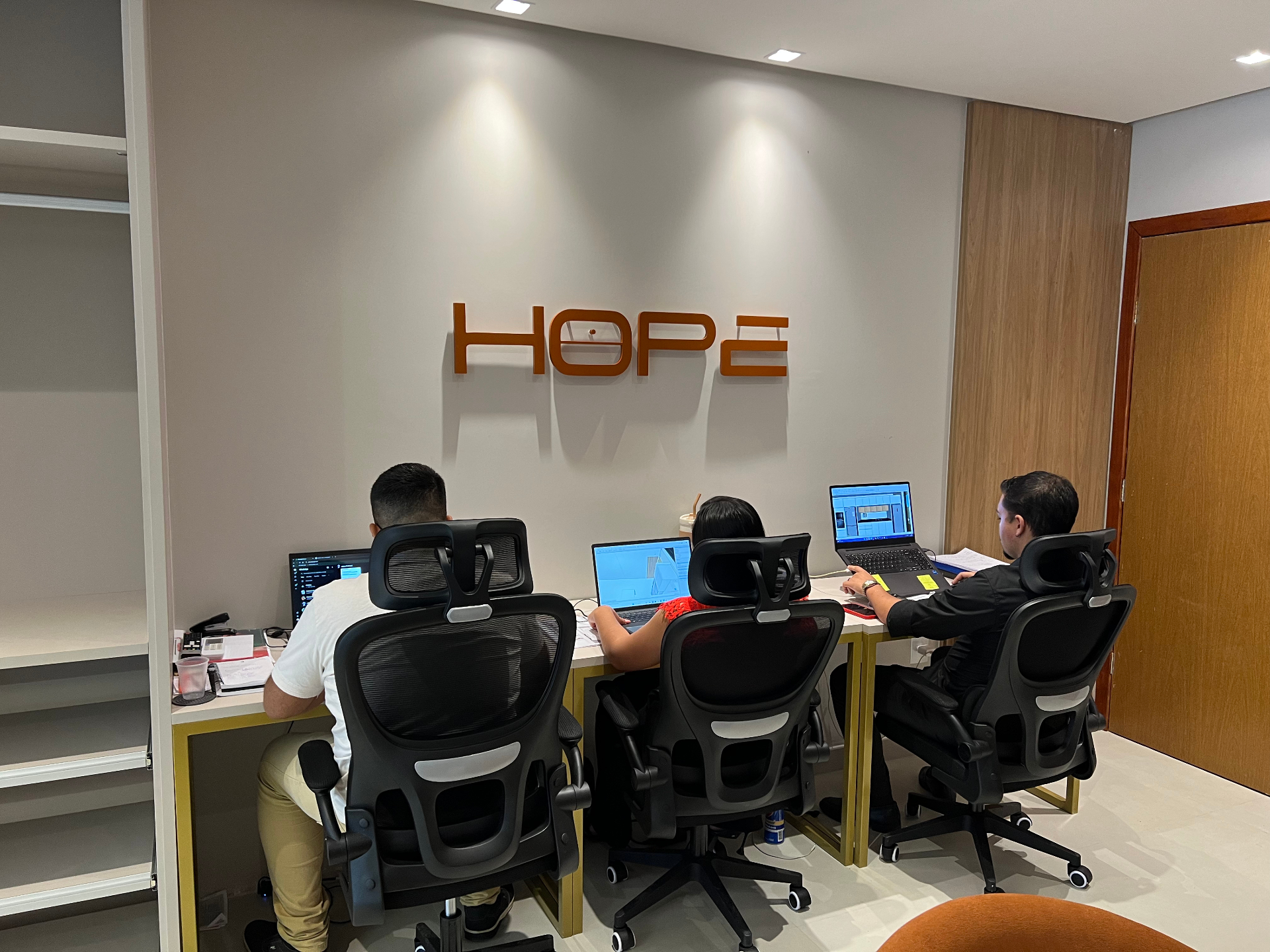Showroom Hope Planejados Vitória da Conquista — equipe Hope no atendimento