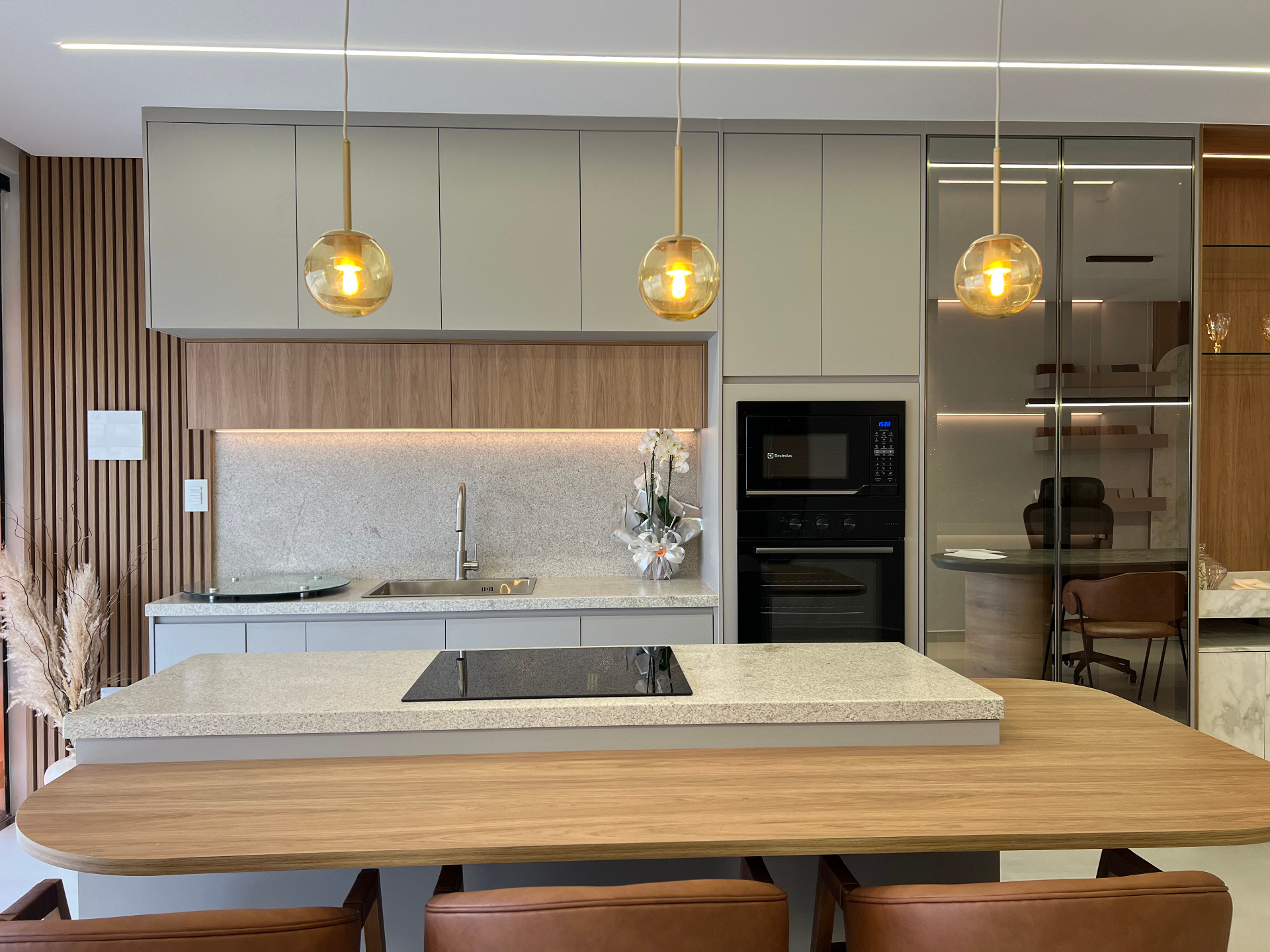Showroom Hope Planejados Vitória da Conquista — cozinha planejada com pendentes dourados