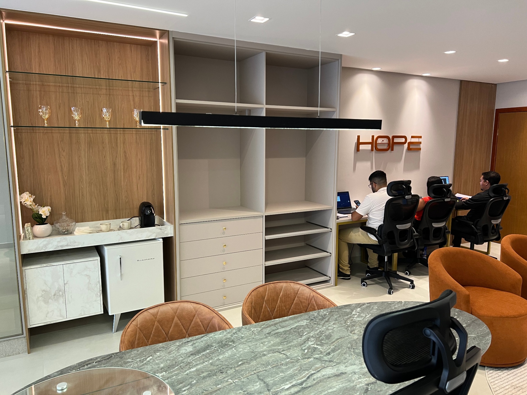 Showroom Hope Planejados Vitória da Conquista — closet planejado e sala de atendimento