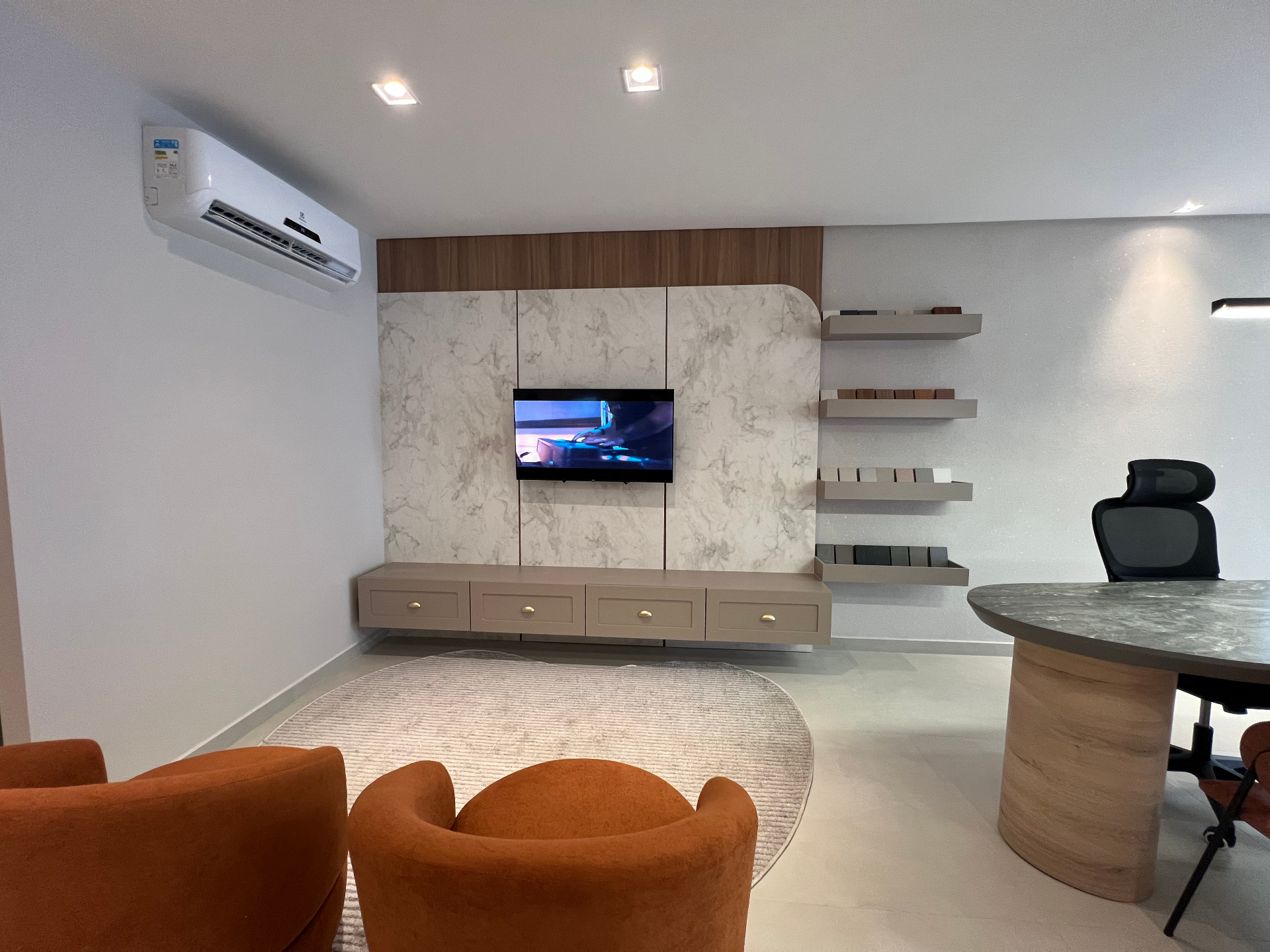 Showroom Hope Planejados Vitória da Conquista — home theater com painel em mármore