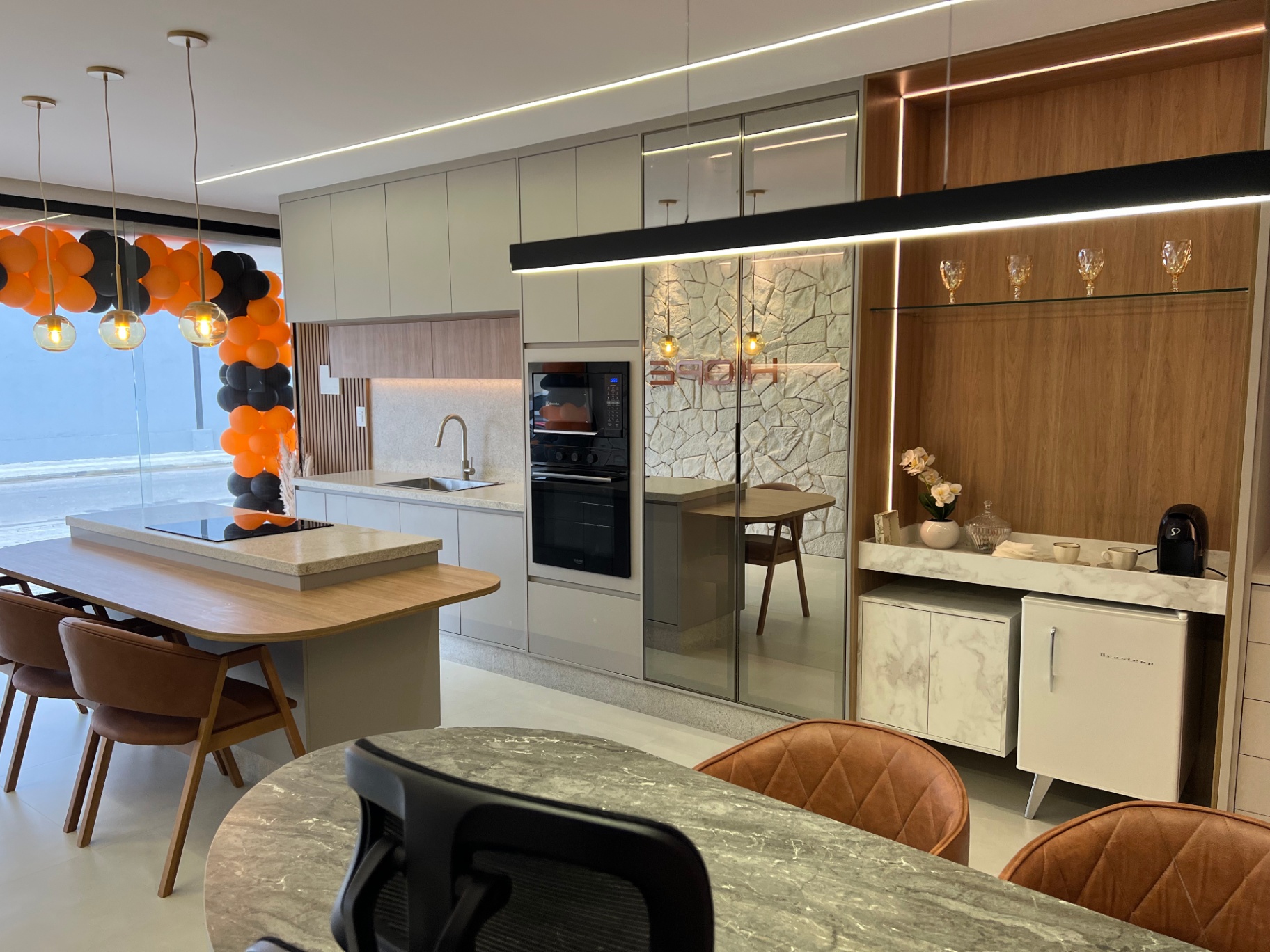 Showroom Hope Planejados Vitória da Conquista — cozinha, bar e ambiente com balões