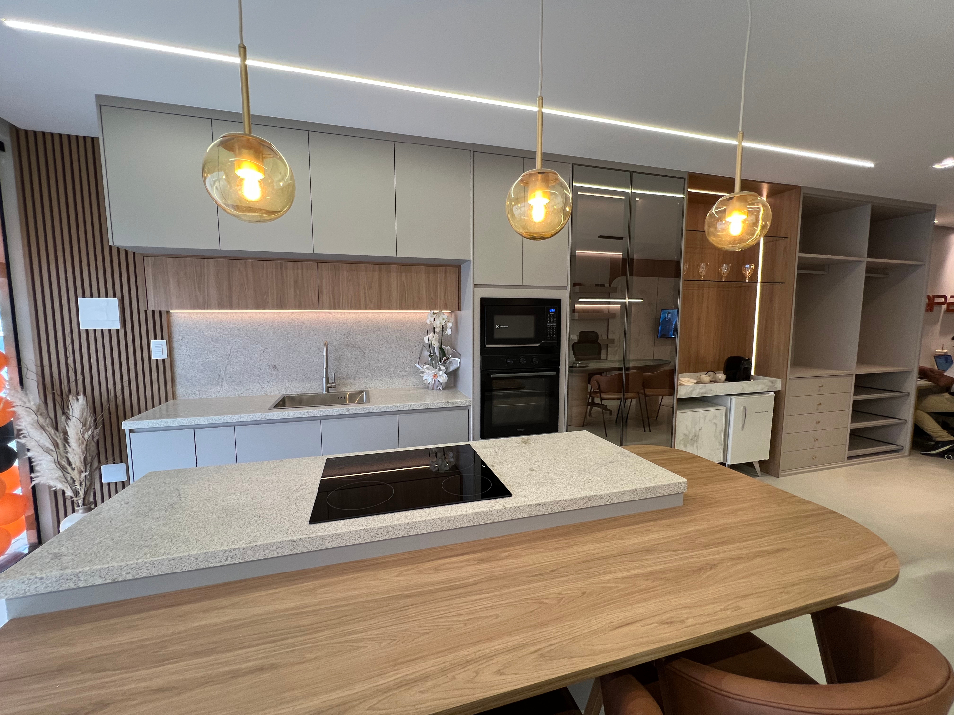 Showroom Hope Planejados Vitória da Conquista — cozinha gourmet com forno e adega